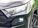 【LEDヘッドライト】悪天候や夜間走行時も良好な視界を確保し安心して運転できる高輝度LEDヘッドライトを装備!点灯速度が早く、消費電力も抑えられています。