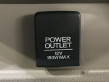 アクセサリーソケットはUSBのアダプターなどをつければ、スマホの充電にも使えます。