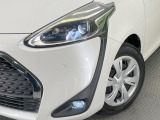 【LEDヘッドライト】悪天候や夜間走行時も良好な視界を確保し安心して運転できる高輝度LEDヘッドライトを装備!点灯速度が早く、消費電力も抑えられています。