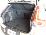 荷室は460Lの容量があり、リアシートを倒すことで1336Lまで拡大可能です ラゲッジはスクエアなスペースが確保されており、旅行でも乗車人数分の荷物を積み込むことができます