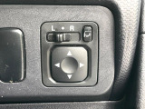 【電動格納ミラー】サイドミラーは電動格納式となっており、狭い駐車場でもキズがつくリスクを抑えられます。