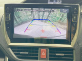 【バックカメラ】駐車時に後方がリアルタイム映像で確認できます。大型商業施設や立体駐車場での駐車時や、夜間のバック時に大活躍!運転スキルに関わらず、今や必須となった装備のひとつです!