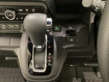 CVT車のセレクトレバーです。低速から高速まで、変速ショックのないスムーズな走りを実現するとともに、エンジン効率のよい領域を維持することで燃費にも貢献します。