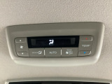 ルーフ中央にエアコン操作パネルがついていますので、2列目・3列目にお乗りの方も快適に過ごせます。
