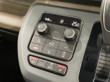 【オートエアコン】一度お好みの温度に設定すれば、車内の温度を検知し風量や温度を自動で調整。暑い…寒い…と何度もスイッチ操作をする必要はありません。快適な車内空間には必須の機能ですね♪