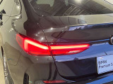 L字型リアコンビランプ:BMWの伝統的なデザインのひとつです。夜間でも誰が見てもBMWとわかる印象的なデザイン。