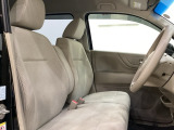 広い足元に肘掛けもついたゆったり座れるシートです。運転席と助手席の間が空いているため、助手席側への移動がスムーズです。交通量の多い道でも、助手席側から乗り降りができます。