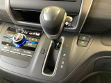 CVT車のセレクトレバーです。低速から高速まで、変速ショックのないスムーズな走りを実現するとともに、エンジン効率のよい領域を維持することで燃費にも貢献します。