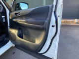 運転席ドア内側は乗り降り頻度が多いため多少のキズ等がつきやすくなっておりますがキレイな状態です
