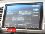 ナビゲーションはギャザズメモリーナビ(VXM-135VFN)を装着しております。AM、FM、CD、DVD再生、Bluetooth、音楽録音再生、フルセグTVがご使用いただけます。