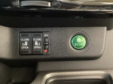 リアドアは乗り降りに便利な両側電動スライドドアです。また運転席に座っていながらスイッチ操作で自在にスライドドアを開け閉めできます。燃費に役立つECONボタンもここです。