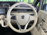 インテリアに合わせたデザインのステアリングは、運転される方のことも考え、運転しやすい形状、大きさです。是非一度、実際に触ってお確かめください。