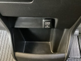 アクセサリーソケットはUSBのアダプターなどをつければ、スマホの充電にも使えます。周辺には物が置けるボックスがついています。