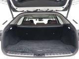 十分な奥行きを確保し、9.5型のゴルフバッグ4個の横置きが可能な大容量のラゲージスペースです。