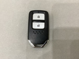 スマートキーを装備しています。鍵を差し込むことなくドアロックの開け閉めと、スタートボタン操作でのエンジンスタートができます。