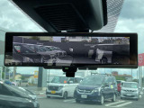 【スマートルームミラー】車両後方のカメラ映像をミラー面に映し出します。車内の状況や天候などに影響されずいつでもクリアな後方の視界が得られます♪