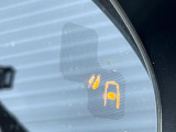 【ブラインドスポットモニタリング】走行中、ドアミラーの死角になりやすい箇所に後続車が接近するとサイドミラー付近に警告を表示、ドライバーに注意喚起をしてくれます。