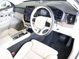 適度な包まれ感がありながらも見晴らしの良いインテリア 大型センターディスプレイは運転席側に向けられており、操作感や視認性も良好です