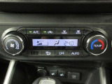 スマートキーシステムはキーをお持ちの方を車がオーナーと判断し、ドアロックの開閉もタッチ&握るだけ。エンジンスタートはブレーキを踏んでスタートボタンを押すだけ。