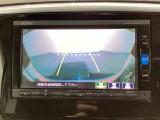 バックでの車庫入れも安心です! リアカメラが付いているバックモニター付のナビを装備しております。操作線もついており距離感も画面から確認できます。