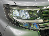 【LEDヘッドライト】悪天候や夜間走行時も良好な視界を確保し安心して運転できる高輝度LEDヘッドライトを装備!点灯速度が早く、消費電力も抑えられています。