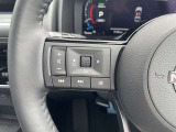 ハンドルにあるステアリングスイッチで、運転中のオーディオ操作も安全に!