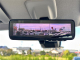 【デジタルルームミラー】車両後方カメラの映像をルームミラーに映すことが出来ます。 そのため、後席に人や荷物があって後方が見えづらい場合でもしっかり視界を確保することが出来ます。
