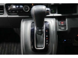 インパネシフトだから視線の移動も少なく足元もスッキリ♪運転席もゆったりしているのでゆとりを持ってドライブできますね!