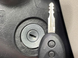 【キーレス】少し離れた場所からでもボタン一つでドアの開錠・施錠ができるのでとっても便利!ドアの鍵穴周りに傷をつけることもありません♪