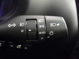 【オートライト】車外の明るさに応じて、自動的にライトの点灯・消灯をしてくれます。