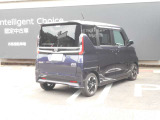 全周囲カメラが付いています。後ろはもちろん隣の駐車ラインまで見れますので車庫入れが簡単で楽しくなりそうです。