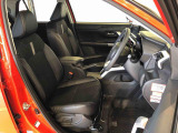 運転席の座面高さを調整できるシートリフターが付いています。
