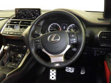 運転の際、常に目にする部分だけにシックで飽きのこないデザインが良いですね。