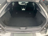 後席を全て倒して、荷物専用のスペースにした状態です。これなら長いものも積めますし、ご旅行や趣味に活用できますね。