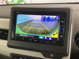 リバースギアに入れるだけで後方の表示へ切り替わります。夜間や雨の日の駐車も楽になりますよ。