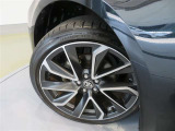 純正アルミホイール装備、タイヤサイズは225/40R18