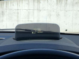 HUD: ヘッドアップディスプレイはドライバーが前方に集中できるよう、ナビや車速情報をフロントガラスに投影するシステムです。