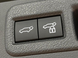 【パワーバックドア】スマートキーや運転席のボタンを押すだけでリアゲートが自動で開閉します!荷物を持っている時や、高い位置にあるバックドアを閉める際に便利な機能です♪