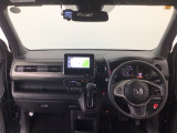 【前方視界】開放的な前方視界!運転がしやすく疲れにくいです♪窓が大きく、見通しがとっても良いおクルマですよ♪