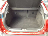 大きな荷物を積みたい時、奥行きが必要な時は、リヤシートを倒してお使い頂くとフラットな奥行きが広がり、とても使い勝手が良いです!