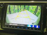 【バックカメラ】駐車時に後方がリアルタイム映像で確認できます。大型商業施設や立体駐車場での駐車時や、夜間のバック時に大活躍!運転スキルに関わらず、今や必須となった装備のひとつです!
