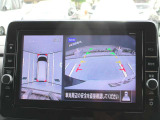 真上から見下ろすような映像で、車庫入れや縦列駐車時に、自車と駐車位置の関係をひと目で確認でき、スムースな駐車をサポート。動く物を検知してお知らせすることで、発進時の安全確認もサポートします。