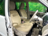 運転席まわりには十分なスペースがあり、大柄な方でもゆったり運転していただける環境です。
