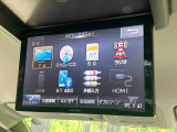 【後席モニター】家族や友人とお出かけする機会が多い方に大人気の後席モニターを装備!見やすい位置に画面がありテレビやDVDの視聴も快適!友達もお子様も、後席にしか乗らなくなるかも??