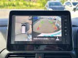 【マルチアラウンドモニター】まるでクルマを真上から見下ろしたかのような視点で駐車をサポートします!クルマの斜め後ろや真横など、前後左右の4つのカメラの映像が合成されて、モニターに映し出されます。
