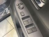 【電動格納ミラー】サイドミラーは電動格納式となっており、狭い駐車場でもキズがつくリスクを抑えられます。
