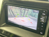 【バックカメラ】駐車時に後方がリアルタイム映像で確認できます。大型商業施設や立体駐車場での駐車時や、夜間のバック時に大活躍!運転スキルに関わらず、今や必須となった装備のひとつです!
