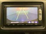 バックでの車庫入れも安心です! リアカメラが付いているバックモニター付のナビを装備しております。操作線もついており距離感も画面から確認できます。