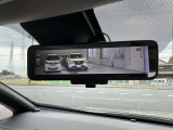 カメラから画像がルームミラーに映る『スマートルームミラー』雨や暗いところなど便利です。