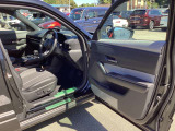 フロントドアは90°きちんと開きます。乗降性のしやすさはもちろんのこと、シート高やインナーハンドルレストの高さまで、丁度いい配置になっています。